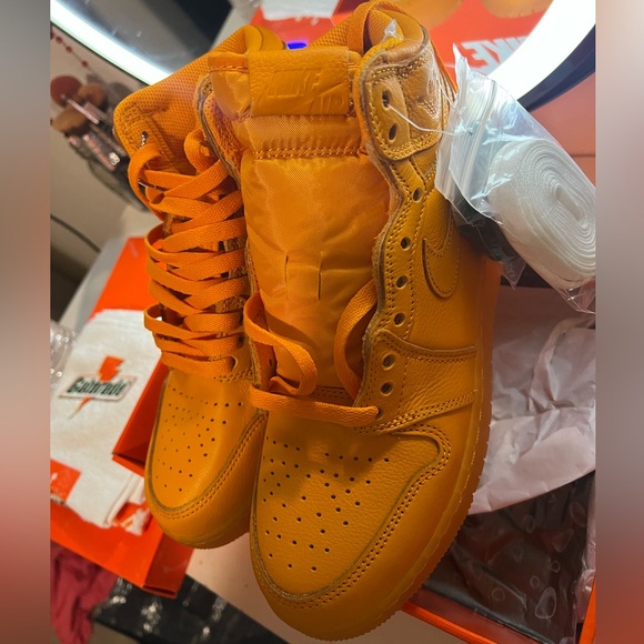 Brand new in box Gatorade collab with Jordan - Picture 3 of 7